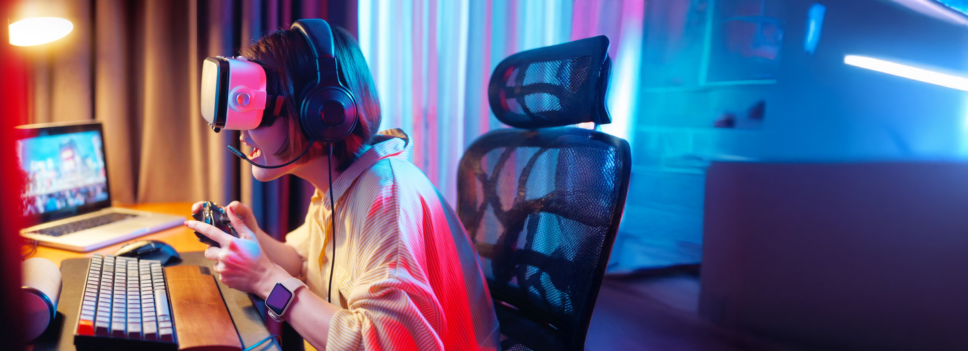 Personne tenant une manette de jeu video avec un casque virtuel